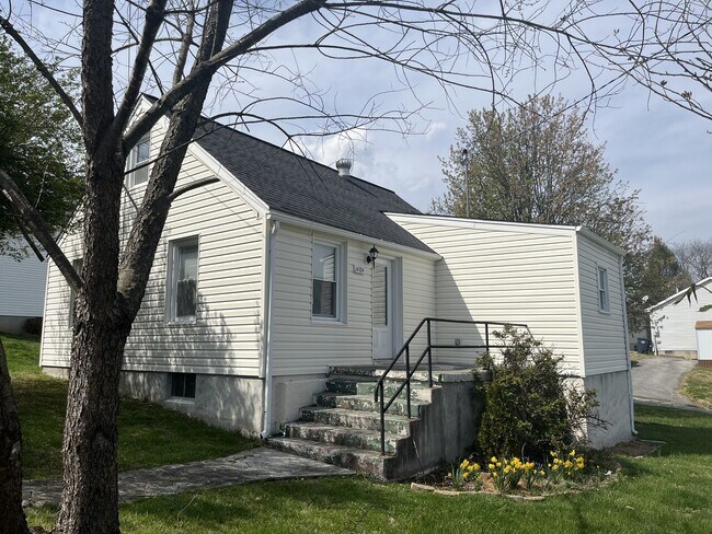 Building Photo - 1404 10th Street NE