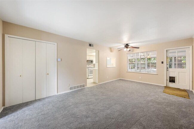 Foto del edificio - 6704 Dubuque Ln