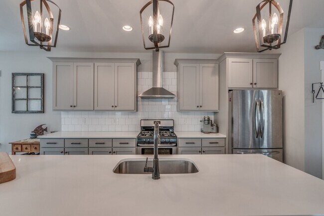 Building Photo - Beautiful and Spacious 3 Bedroom Home in E...