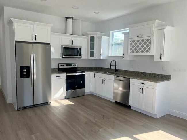 Building Photo - 2551 Langdon Ave S