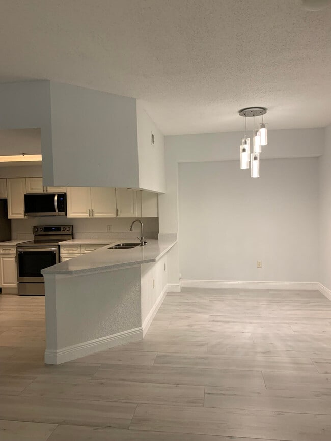 Building Photo - 3022 Alcazar Pl