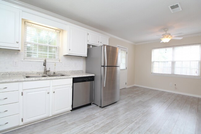 Building Photo - 3BR/2BA with Upgrades in Desirable Locatio...