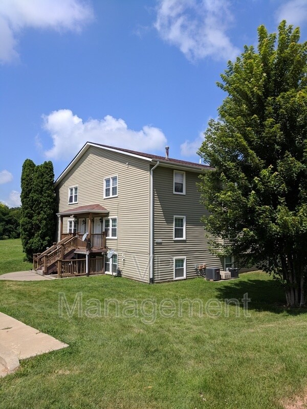 Foto del edificio - 2218 Emerald Dr
