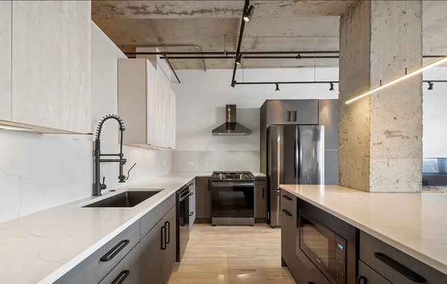 Building Photo - 6 S Laflin St