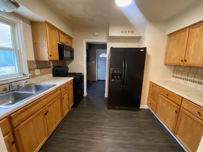 Foto del edificio - One-Floor 3BR Ranch + Screened Porch + Oversized Garage Space!