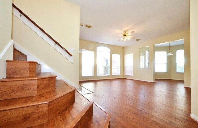 Building Photo - 15410 Oak Lake Glen Dr