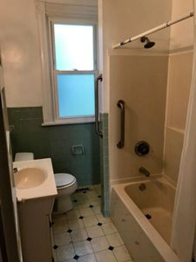 Foto del edificio - 2 bedroom house in Church Hill! Central air, yard, all electric and laundry!