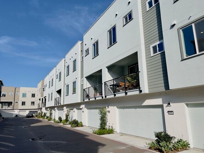Building Photo - 3 bed/3.5 bath Townhome! All renovated wit...