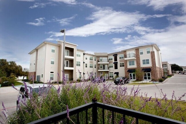 Foto del edificio - 817 Colcord Ave