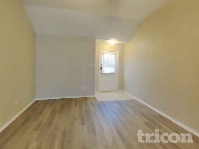 Building Photo - 409 Roan Ln