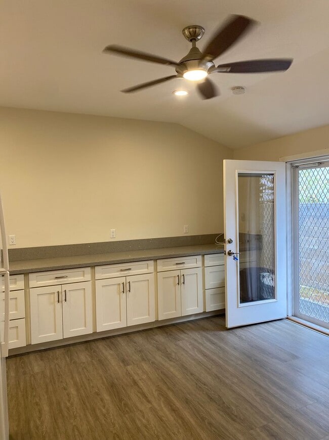 Building Photo - Cute Liliha Studio, Utilities included