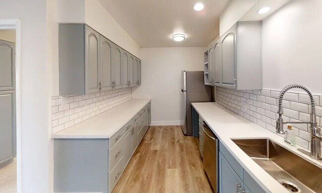 Foto del edificio - 5118-5120 East Falls View Dr