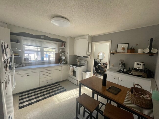 Kitchen - 1601 Broadway N