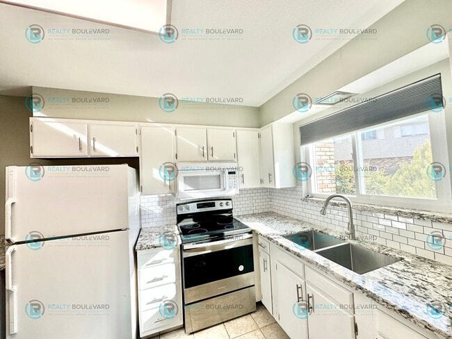 Foto del edificio - 2-bed, 2-bath, 2-story townhome with pool and park like setting outside the front door.