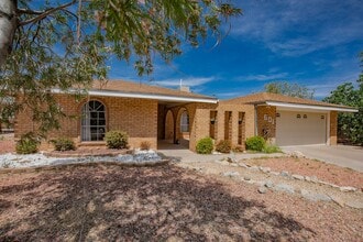 Building Photo - Beautiful 4 Bedroom/2 Bath Home