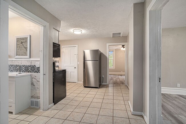 Foto del edificio - Freshly Renovated 2BR/1BA – $950 Rent & Easy Move-In Options