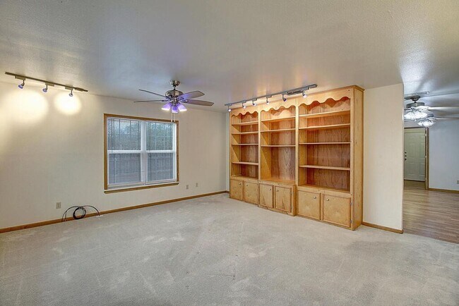 Building Photo - 4906 Waltham - 3/Bed 2/Bath - Additional G...