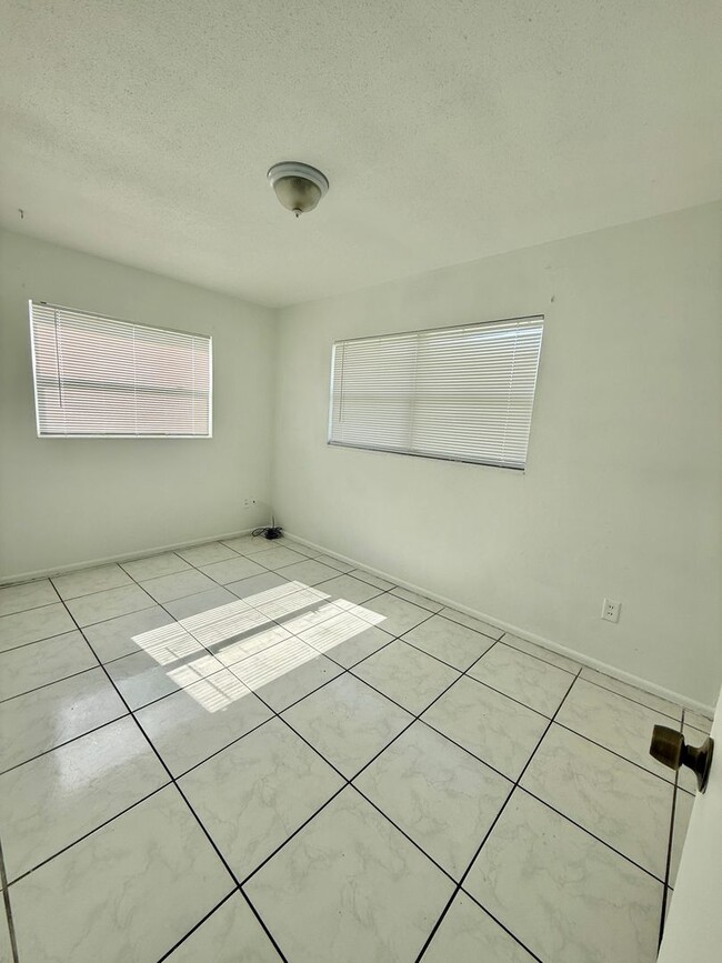 Building Photo - SKY LAKE 3 Bed / 2 Bath