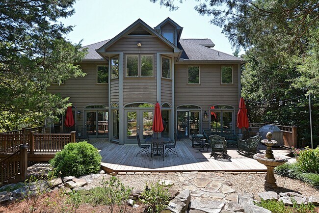 Building Photo - 2013 Alexander Dr SE
