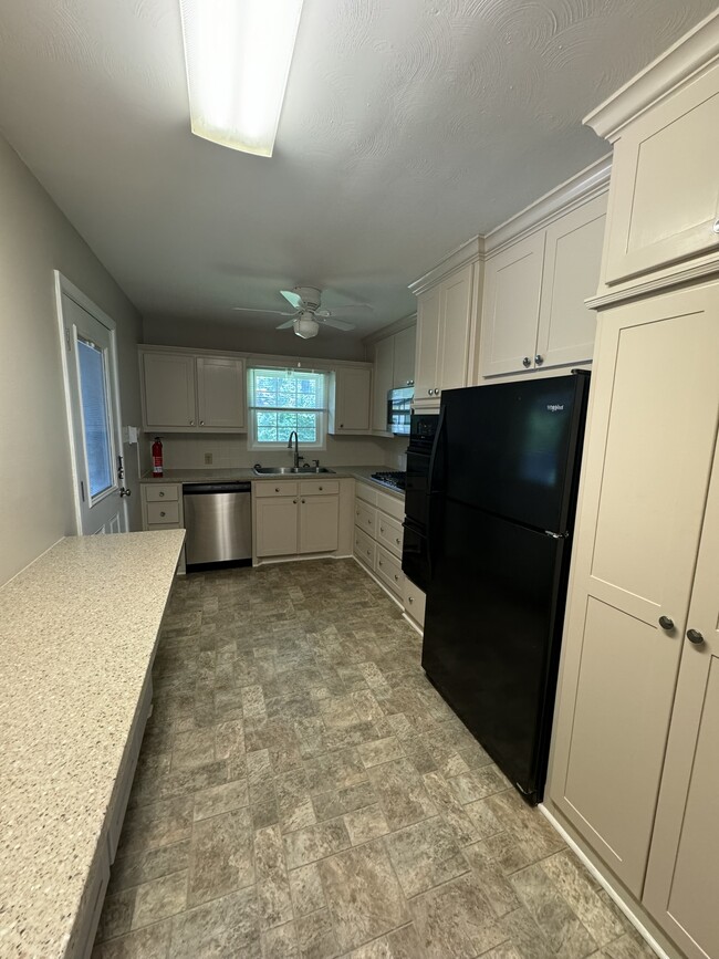 Building Photo - 2210 Robinwood Ln