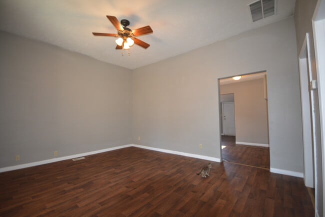 Building Photo - 2 Bedroom home, UPDATED
