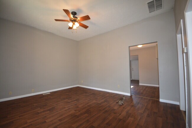 Foto del edificio - 2 Bedroom home, UPDATED