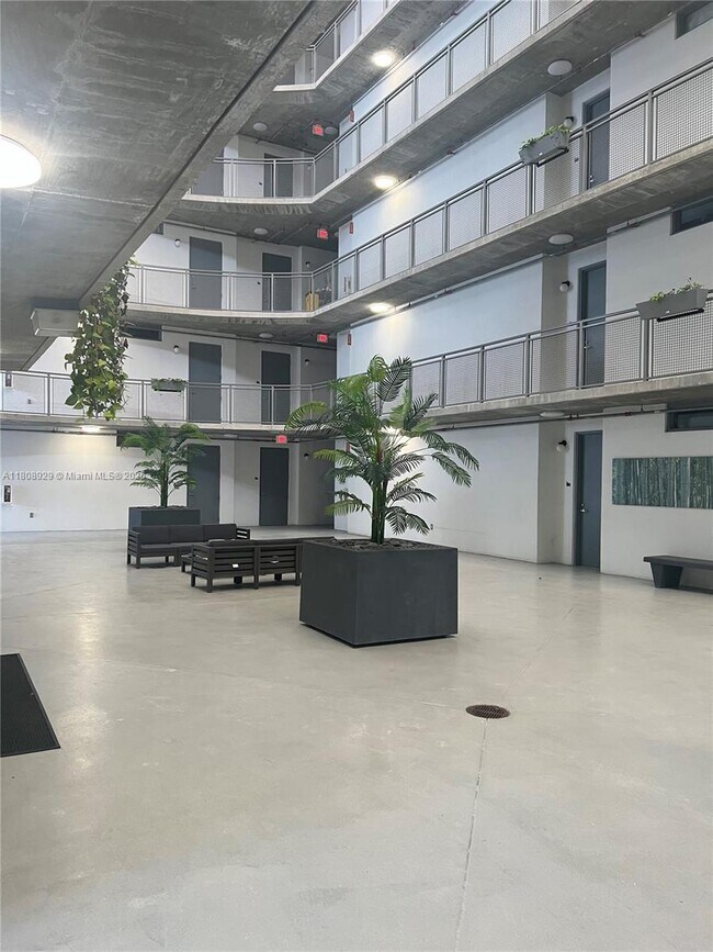 Foto del edificio - 455 NE 25th St