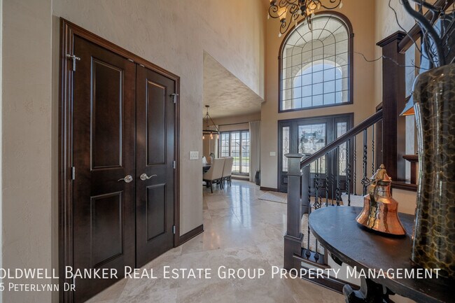 Building Photo - Beautiful Fully Furnished Executive Home l...