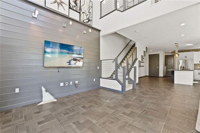 Building Photo - 302 Finch