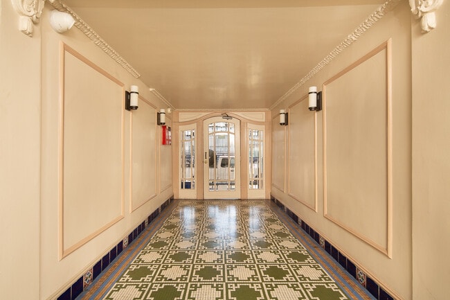 Building Photo - 460 S Van Ness Ave