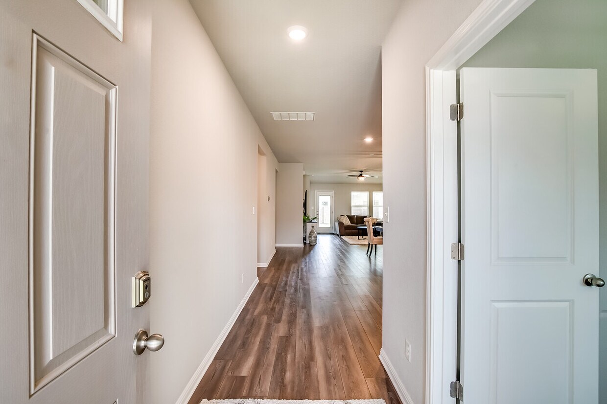 Building Photo - 403 Grapefruit Rd, Hutto, TX 78634