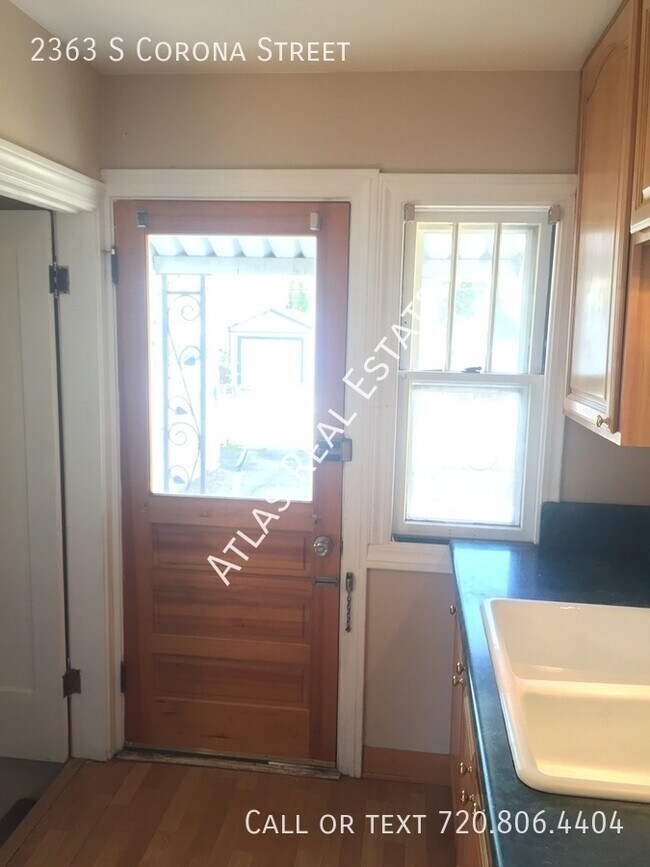 Building Photo - East University 4 bed home with finished b...