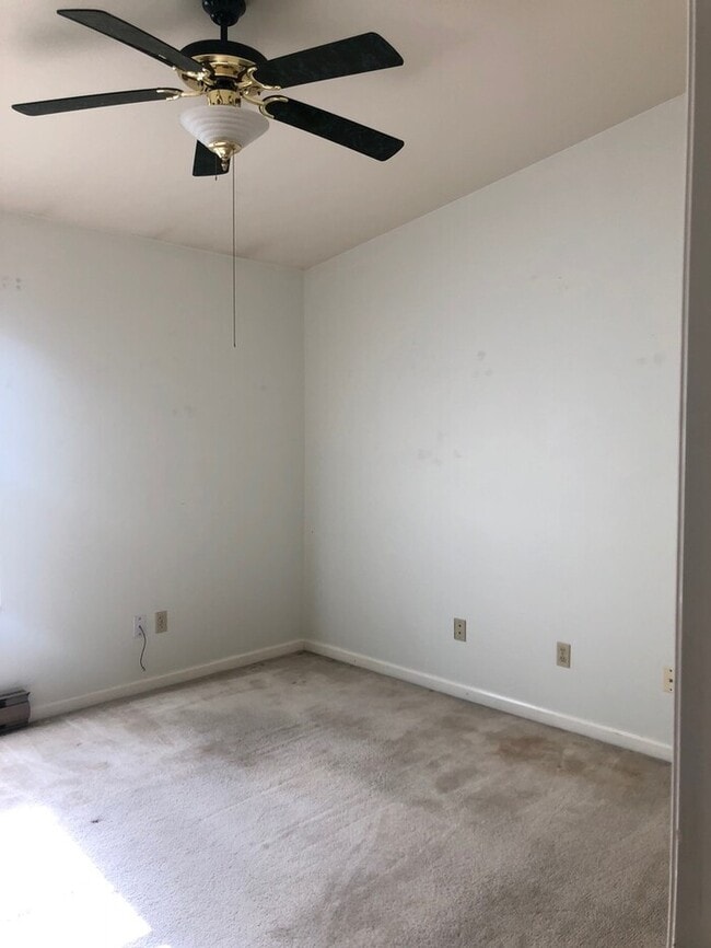 Building Photo - Great 2 Bedroom 1.5 bath Condo-Pool On site!