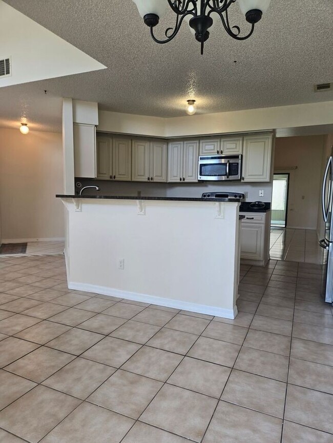 Foto del edificio - Charming 4-Bedroom Home Ready for You to M...