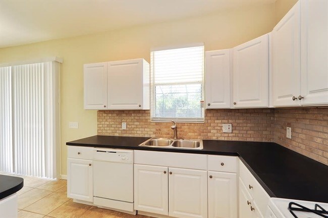 Building Photo - 1902 Coconut Palm Cir