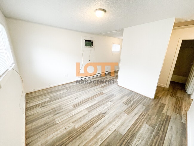 Building Photo - 10 Montis Dr