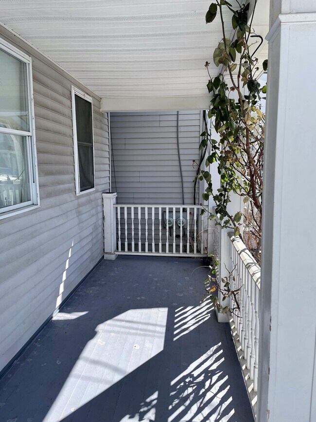 Porches en el frente - 38 Kendall Ave