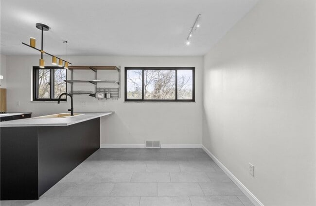 Building Photo - 548B Firethorne Dr