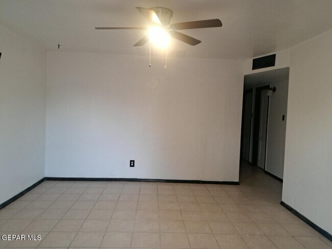 Building Photo - 986 Gloria St