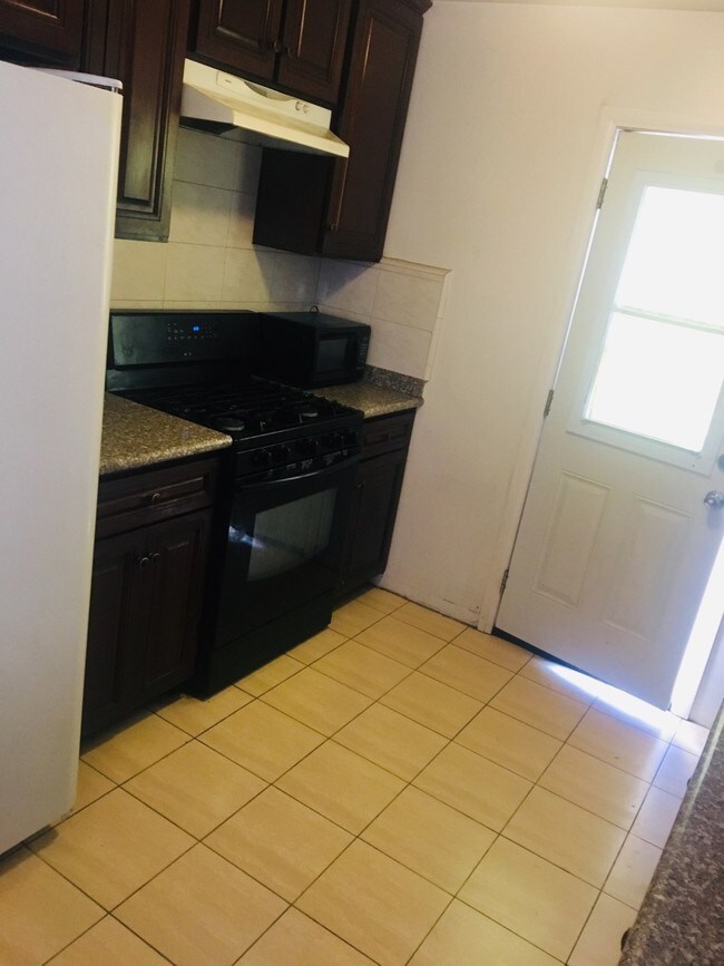 Foto del edificio - 18436 Roslin Ave