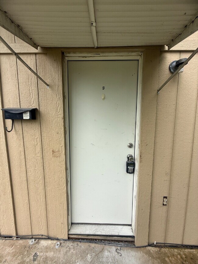 Foto del edificio - Charming 1-Bedroom Retreat in Heart of Seminole