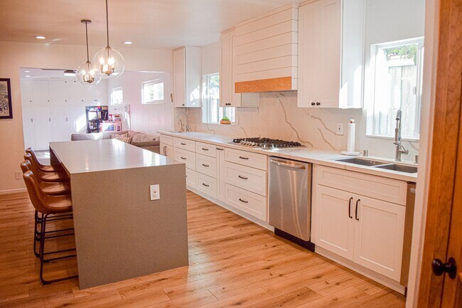 Foto del edificio - Semi furnished!
