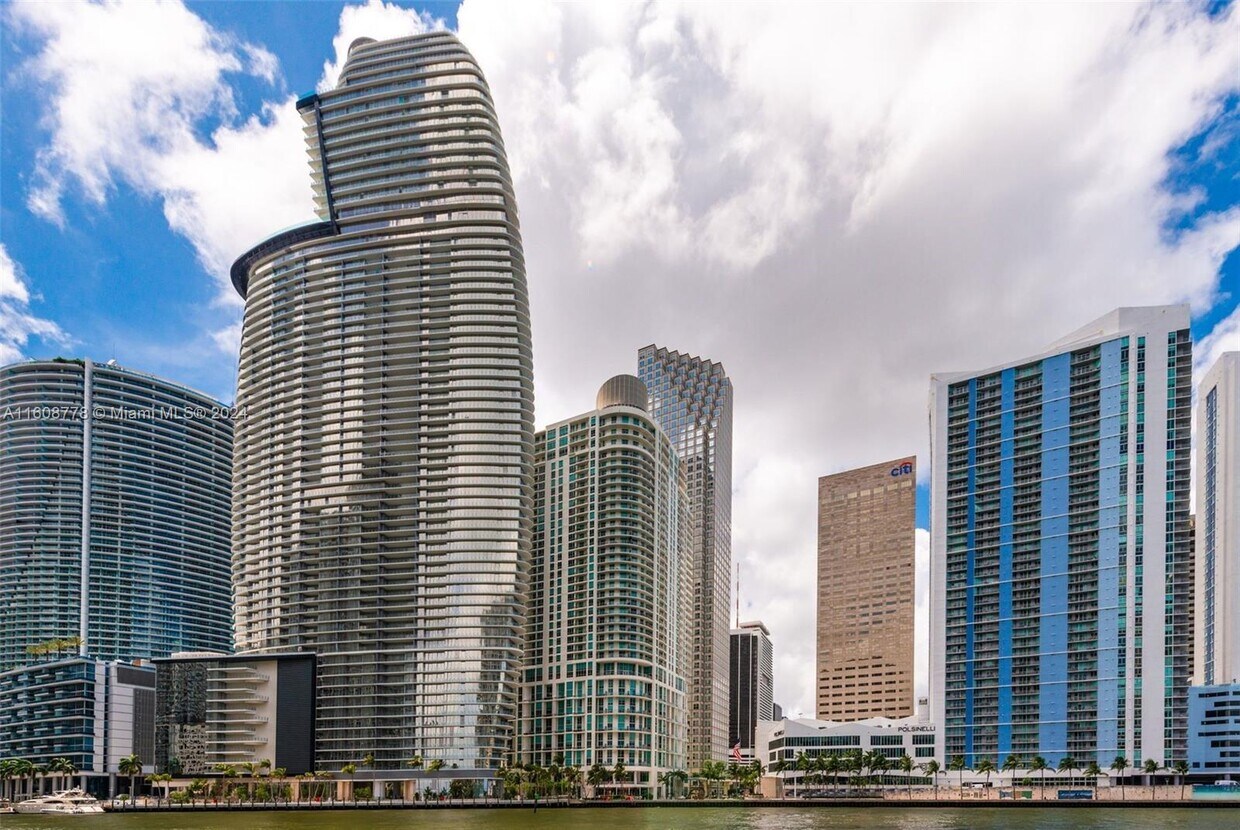 Primary Photo - 300 Biscayne Blvd Way