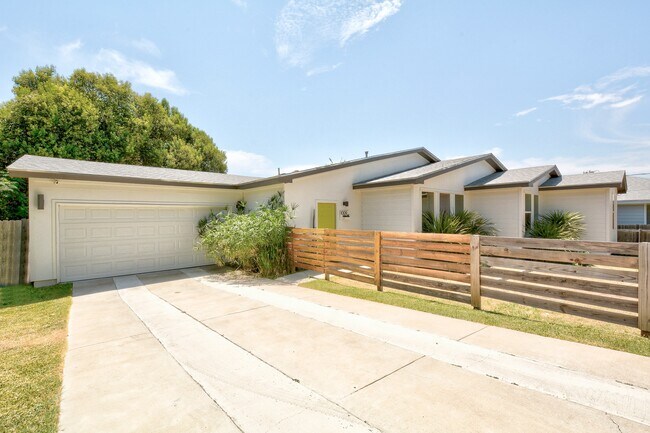 Building Photo - 1009 Matthews Ln