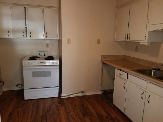 Building Photo - 2 bed 1.5 bath for rent