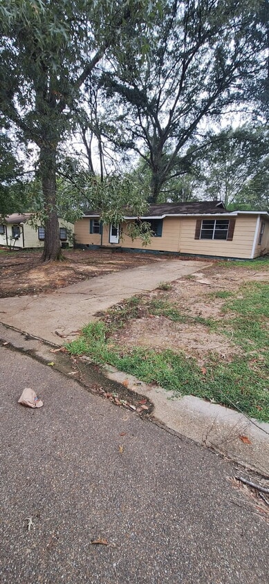 Foto principal - 3021 Woodview Dr