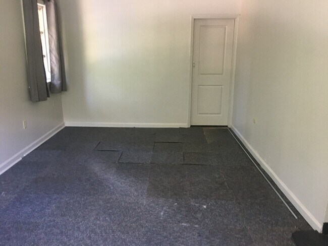 Building Photo - 2500 Midland Dr