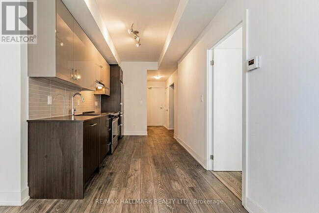 Photo du bâtiment - 180 Fairview Mall Dr