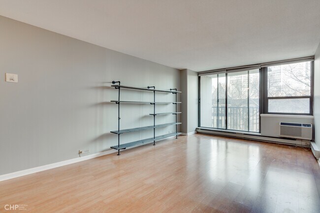 Foto del edificio - 2740 N Pine Grove Ave