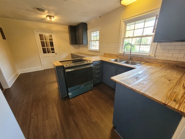 Foto del edificio - 305 Vance Rd